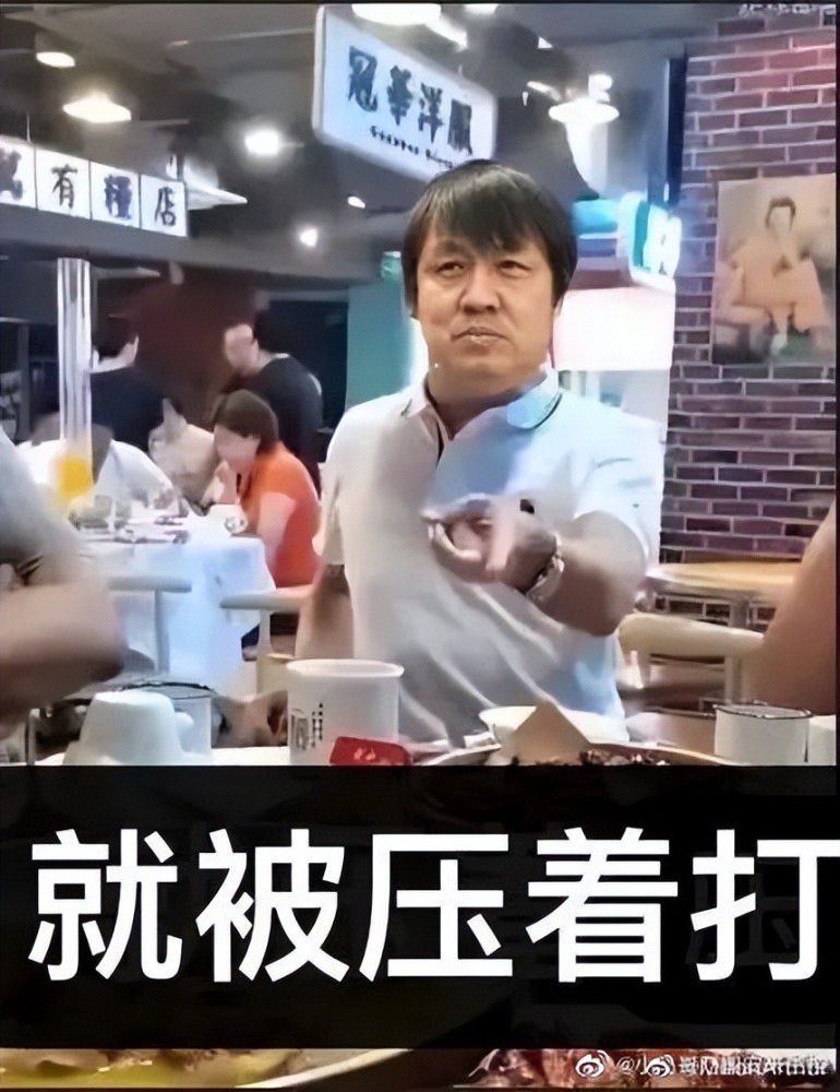 王云飞和王云凯也都纷纷上前，深深鞠躬、尊敬的说：叶夫人，恭喜您开业。